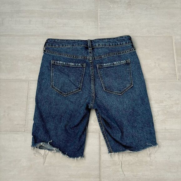 Mid-Rise Distressed Jean Bermuda Shorts 9 in Inseam Medium Wash Raw Hem Size 2 - Picture 4 of 8